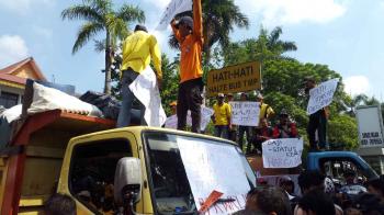 Buruh Angkut Sampah: PT MIG Perlakukan Kami Tidak Manusiawi